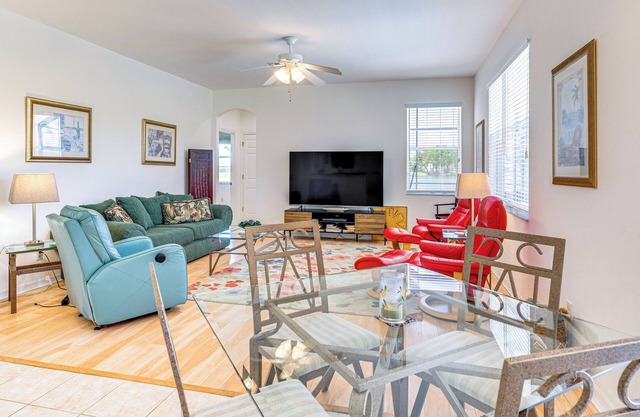 6 Mi to Fort Myers Beach: Lakefront Home w/ Pool
