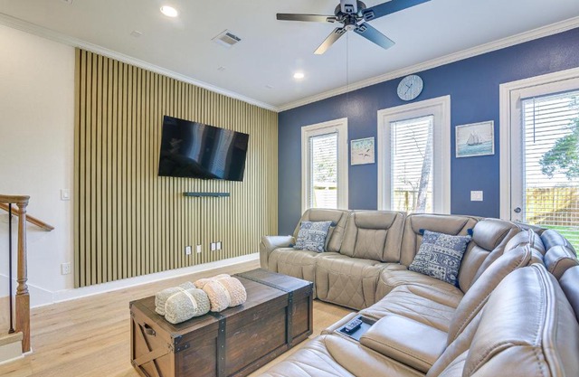 6 Mi to Hospitals Nurse-Friendly Houston Home!