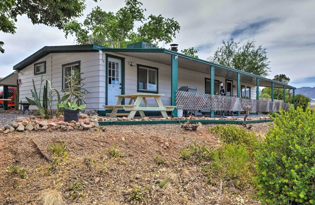 6 Mi to Old Town, Panoramic Views: Cottonwood Gem!
