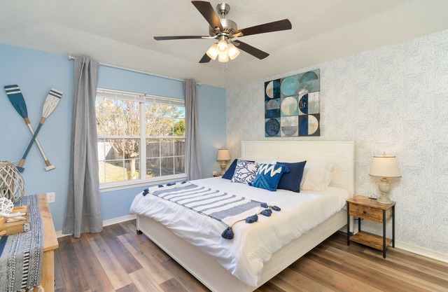 6 miles from Navarre Bridge, Quiet Community w/ Pier Access