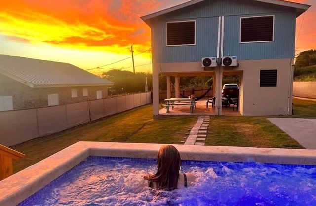 6 min walk to beach / private pool/ AC