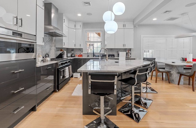 6 Stars! Modern furnished, 2.5 Bathrooms, 3 beds.