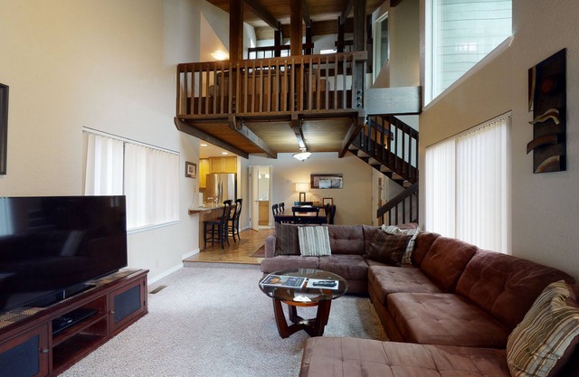 60 Tennis Village: 2 BR / 2 BA Loft Wohnung in Sunriver, 8 Personen