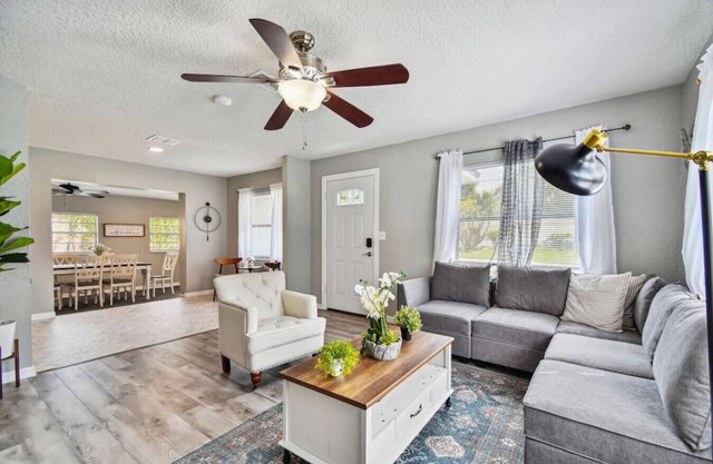 600 Plum Ln Altamonte Springs FL NEW · Modern & Cozy 4BR home