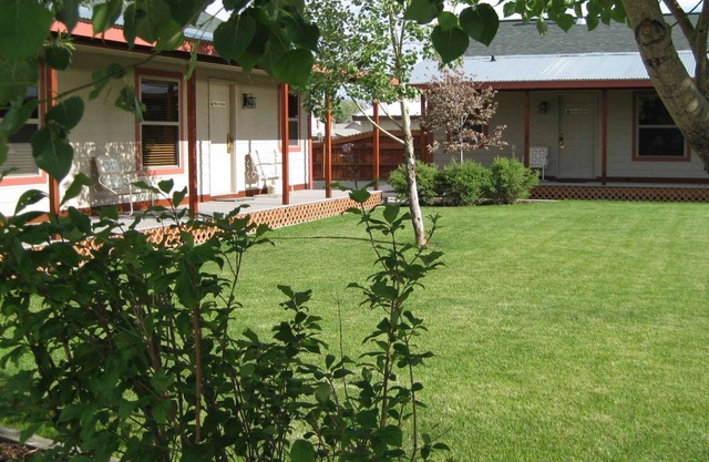 600 Sqft Extended-Stay Cabin sleeps 4, adjacent to beautiful Pine Creek