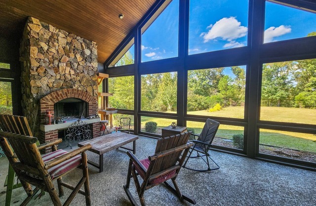 6000 sq ft home with Private Pool and Hot Tub, sleeps 16 - 16 Acres