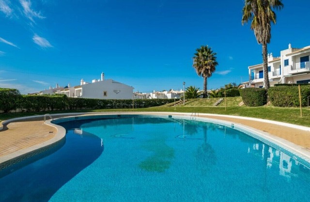 600m Strand Wohnung in einer geschlossenen Wohnanlage zwischen Oura Albufeira