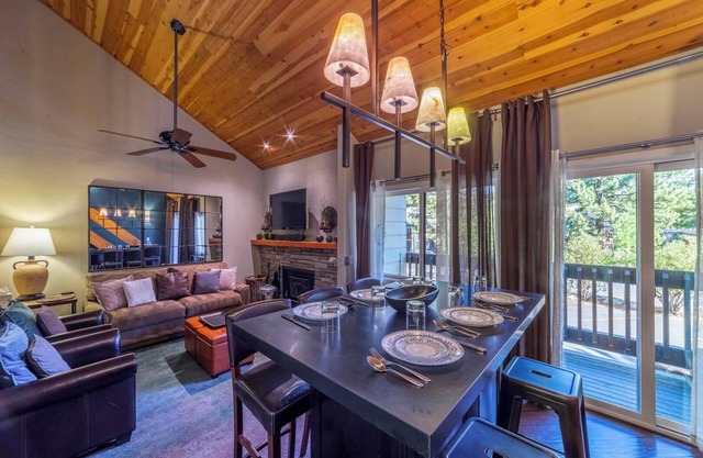 603 Pet-Friendly Cozy Loft Studio W/ Pool, Spa, and Free Ski Locker!