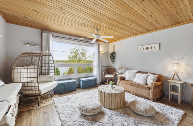 6500ft Lakefront Lodge 5Suite 10BR Private beach Pool 5Lv Outdoor Ground Retreat