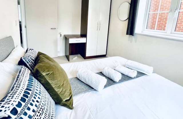65Wentworth Avenue · 3 Bed House Slough Close By Heathrow and Windsor