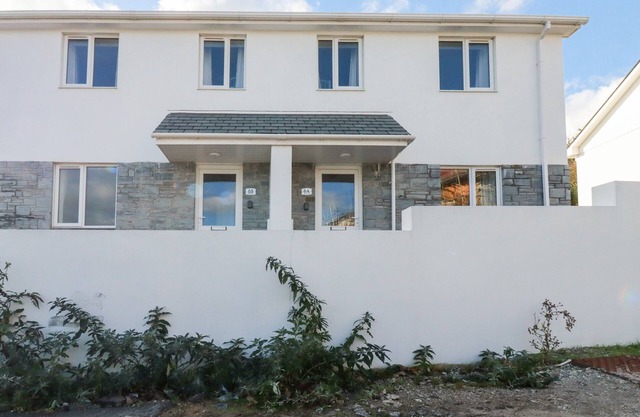 6B THE MEWS, pet friendly, with a garden in Harlyn, Cornwall
