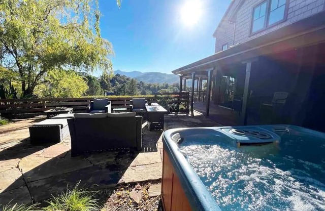 6BD/3.5BA Hilltop Haven| Hot Tub+Billiards+Views!