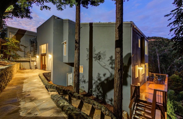 6BD/4BA Hilltop Home w/Hot Tub, Billiards & Views!
