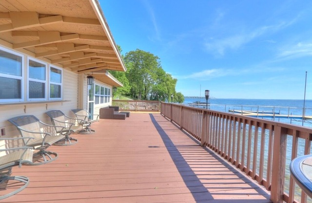 6BR Lake House | FLX Wine Trail | Dock | Hot Tub