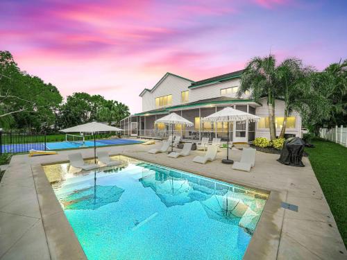 6BR Lakefront Home w Pool Pickleball More