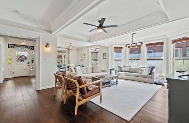 6BR Midtown Escape - Perfect for Groups, Sleeps 12