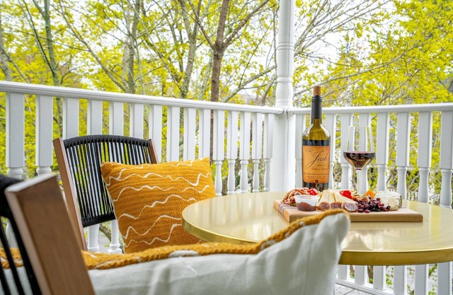 6BR Sleeps 16 w/ Balcony 10 mins to Downtown