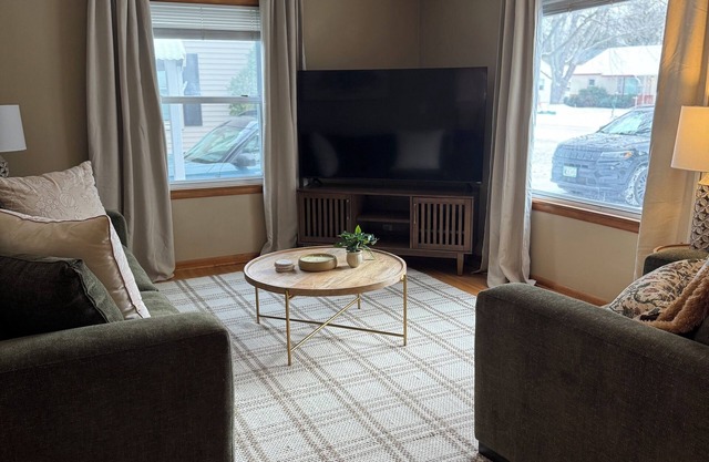 6th Street Retreat Newly Renovated 4bd- big yard-pets welcome-Long&Short term OK