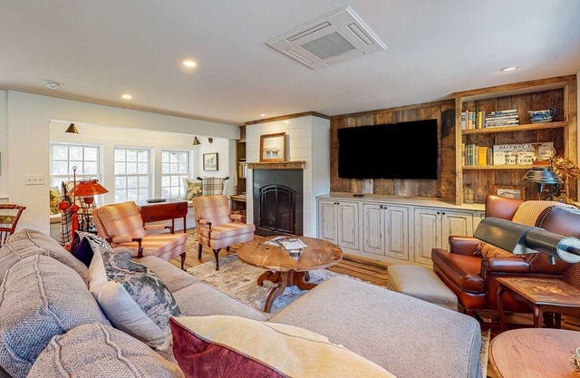 7-acre country hideaway with apple orchard & serene views - few miles to beaches