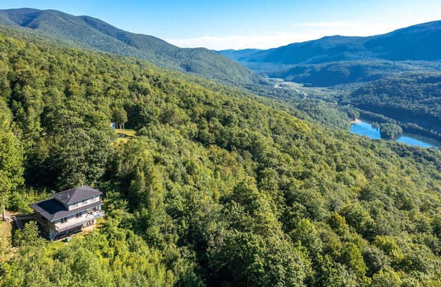 7 bed/3 bath and 2 kitchens Mountain Top House near ski/horse show