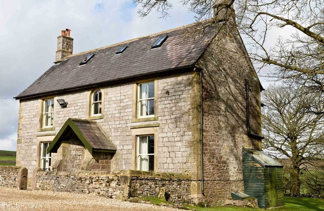 7 bedroom farmhouse, nestled in a quiet hamlet near to Buxton and Bakewell.