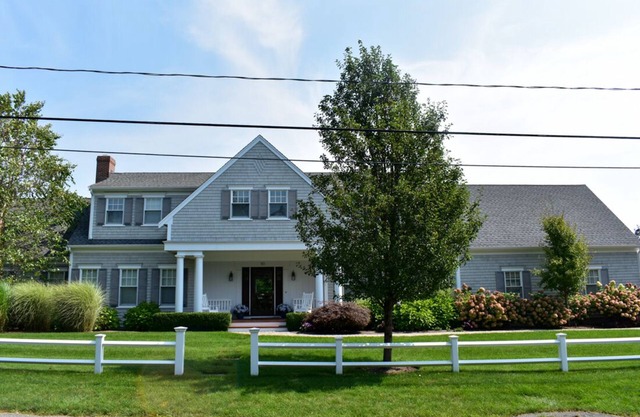 7 bedroom home sleeping 14! Located on the Bayside with private pool!