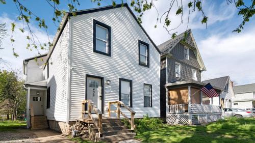 7 Bedroom House! Walk to Niagara Falls! New Whole House