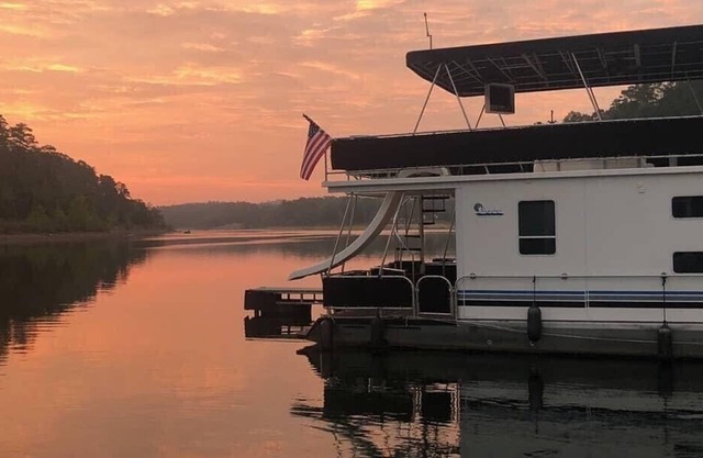 Lake Ouachita In-Slip Houseboat - Free Kayaks & Paddleboards! Near Hot Springs!