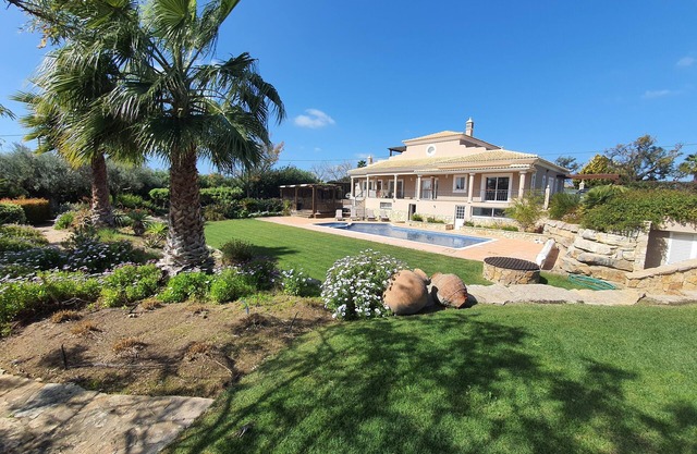 7 Bedroom Villa set in a large private plot near Vale do Lobo & Quinta do Lago