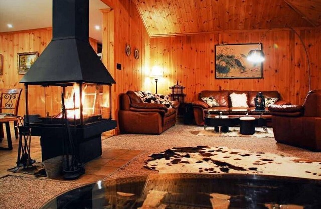 7 Schlafzimmer Waterfront Chalet mit Whirlpool und Privatstrand