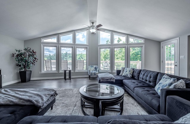 7 bedrooms, 2 kitchens, large deck overlooking lakefront cottage. Max 14 persons