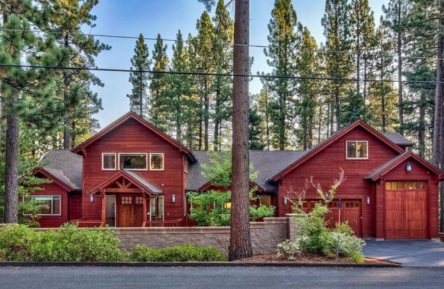 7 bedrooms, 5.5 baths, jacuzzi, full-size bar, 4 miles to casinos, Heavenly ski