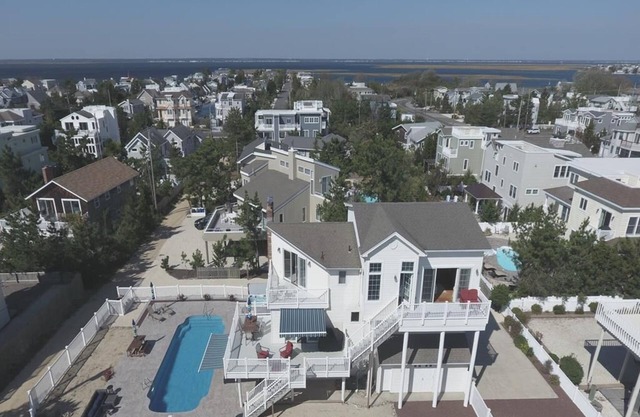 7 BEDROOMS, GORGEOUS POOL ON THE OCEAN SIDE!