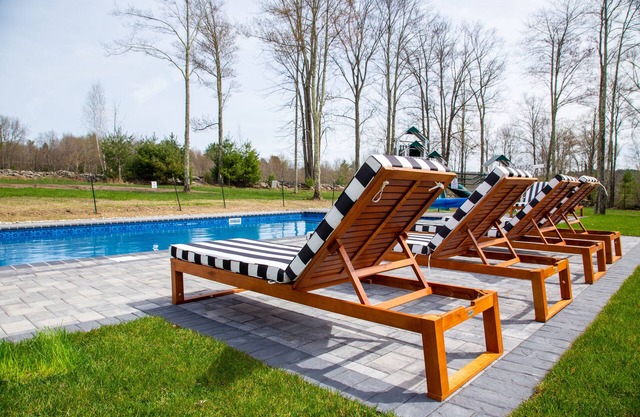 16 acre Hudson Valley house, 7 Bedrooms, Heated Pool, 16 seat Theatre, Game Room