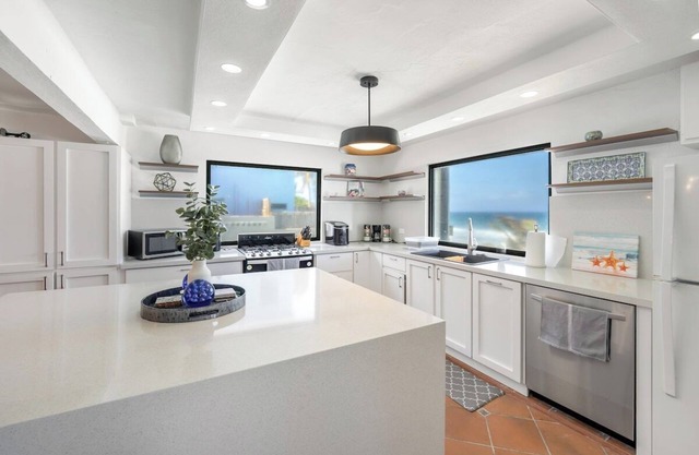 7 BR Kikita Dreams Manor - Oceanfront Beach House