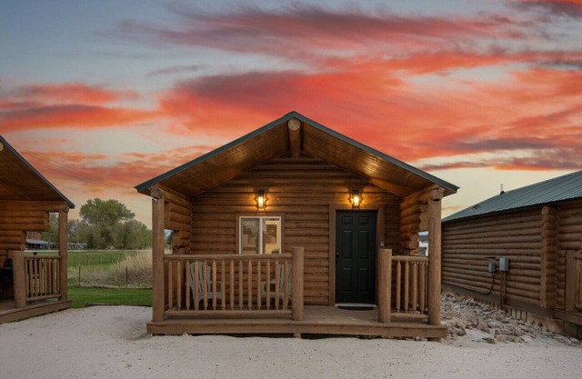 #7 Cowboy Cabin, Newly Remodeled! AC! New Beds! Sleeps 3