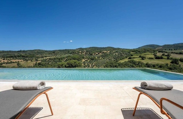 7 Ensuite Bedrooms Luxury Mansion in Tuscany