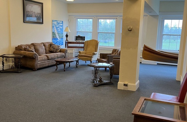 7 GUEST ROOMS - SUNCLIFF FAMILY SUITE ON LAKE ERIE!! Football & Family Fun!
