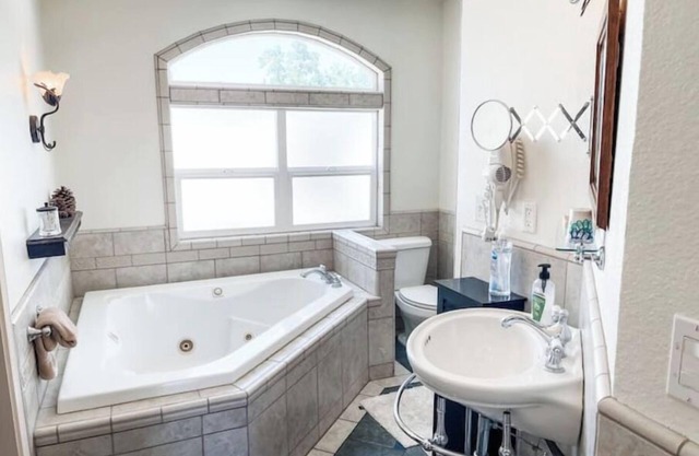 #7 Jacuzzi tub-Balcony- Historic Downtown suite