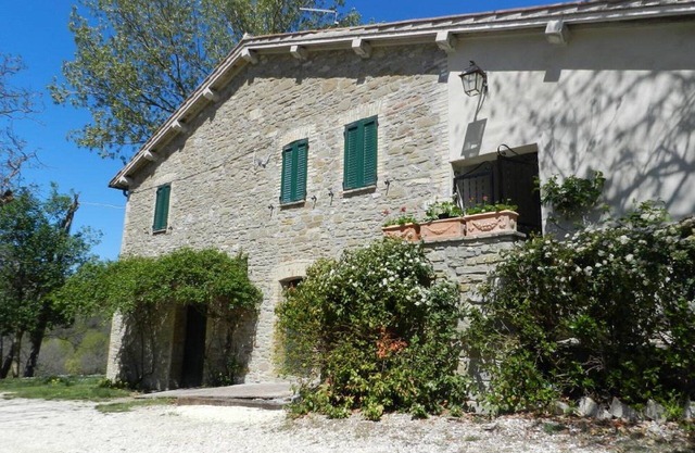 7 Km nach Assisi. Das alte, unabh. Steinhaus, im Naturschutzpark Subasio, hat eigenen Pool.