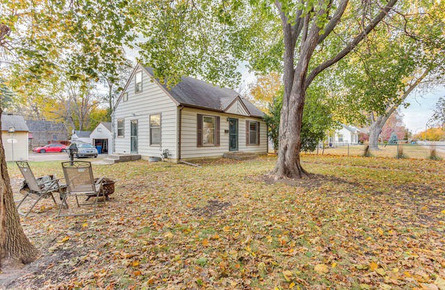 7 Mi to Downtown Minneapolis: Home w/ Fire Pit!