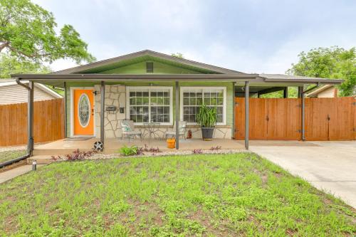 7 Mi to Dtwn San Antonio Charming Home with Yard