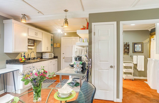 7 Mi to Elvis Presley Birthplace: Studio Retreat!