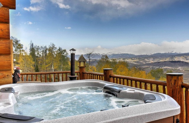 Abgeschieden Granby Home w / Mtn Ansichten & Private Hot Tub