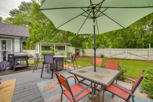 7 Mi to Lake Fork Cottage with Deck in Quitman