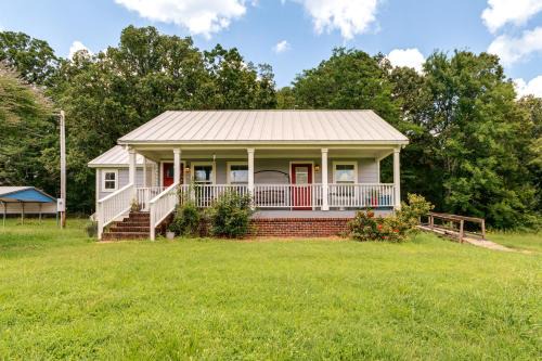 7 Mi to Ole Miss Quiet Rural Retreat with Yard!