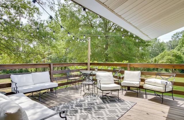 7 Mi to Tennessee River: Home w/Patio in Florence