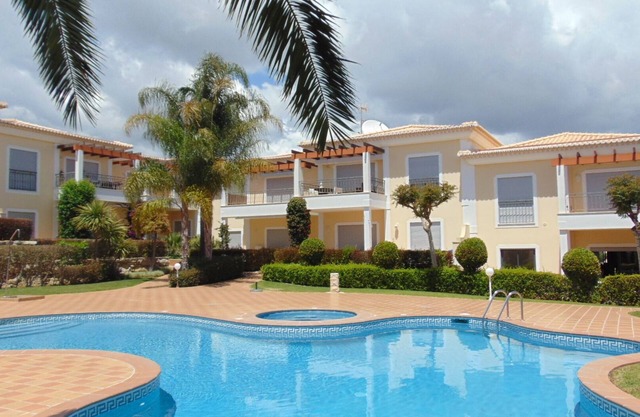 7 min walk to beach !! 2BR/2BA Apartment, pool, aircon, wifi, secure parking.