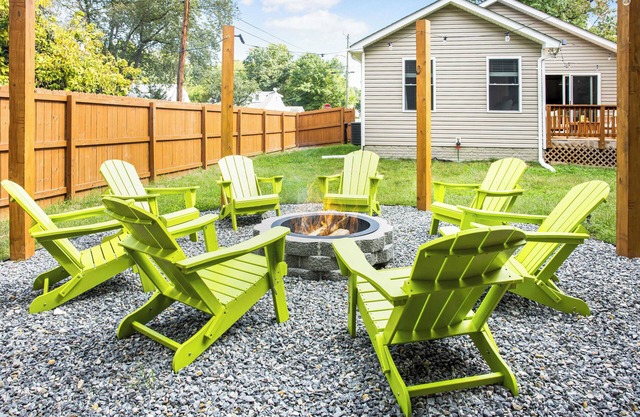 7 mins to the beach! Fire Pit, BBQ, Games, Fully Equipped Kitchen & Beach Gear