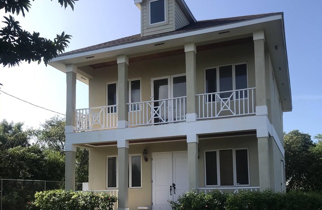 7 mins walk to beach. Very private cottage w/ electric gate access. Ground floor